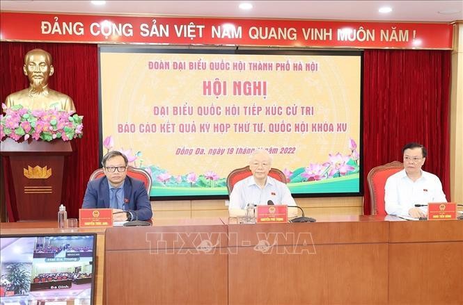 Tổng Bí thư Nguyễn Phú Trọng và các Đại biểu Quốc hội dự hội nghị tiếp xúc cử tri tại quận Đống Đa. Ảnh: Trí Dũng/TTXVN