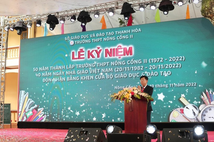 Thầy Đặng Văn Hùng - Bí thư Đảng bộ, Hiệu trưởng nhà trường phát biểu tại Lễ Kỷ niệm. 