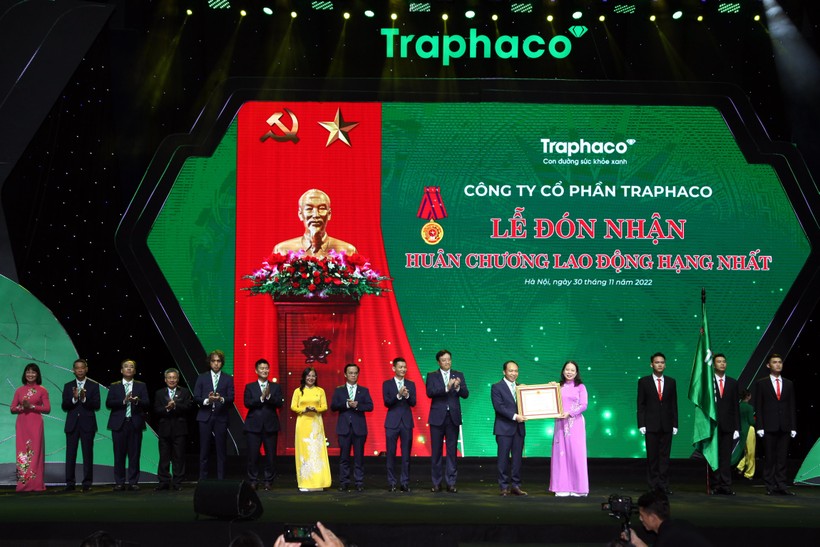 Phó Chủ tịch nước Võ Thị Ánh Xuân trao Huân chương Lao động hạng Nhất cho Công ty cổ phần Traphaco.