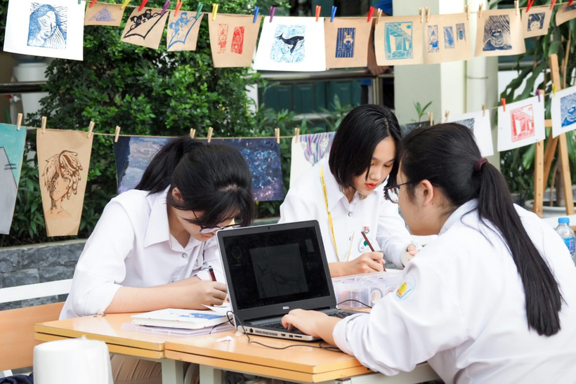 CNTT giúp học sinh cộng tác dễ dàng và hiệu quả hơn (Ảnh: CLB Mỹ thuật – Trường THPT Phan Huy Chú - Đống Đa, Hà Nội) 