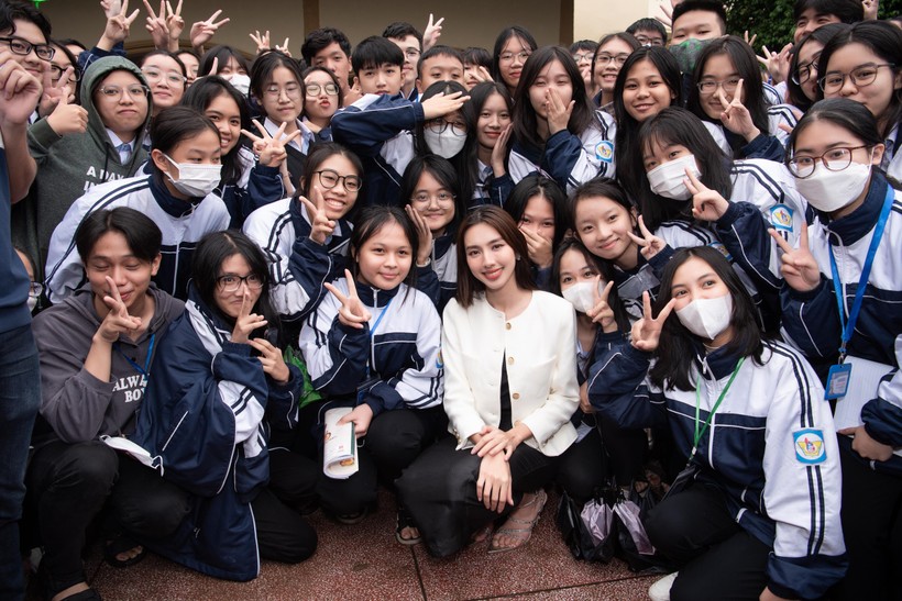 Đến quê hương Quang Linh Vlogs, Hoa hậu Thùy Tiên được chào đón nồng nhiệt 