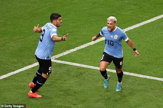 Chiến thắng 2-0 là chưa đủ để Uruguay bước tiếp vào vòng trong.