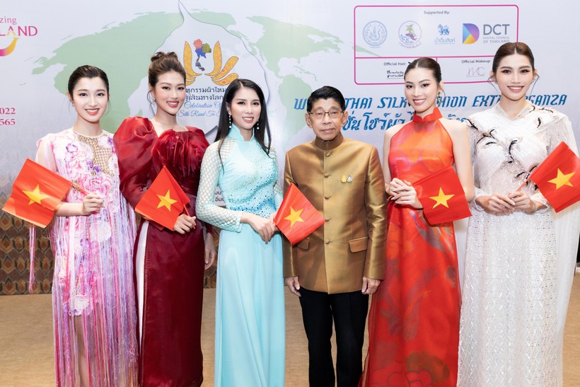 'Hoa hậu cao nhất Việt Nam' trình diễn áo dài ấn tượng trên đất Thái