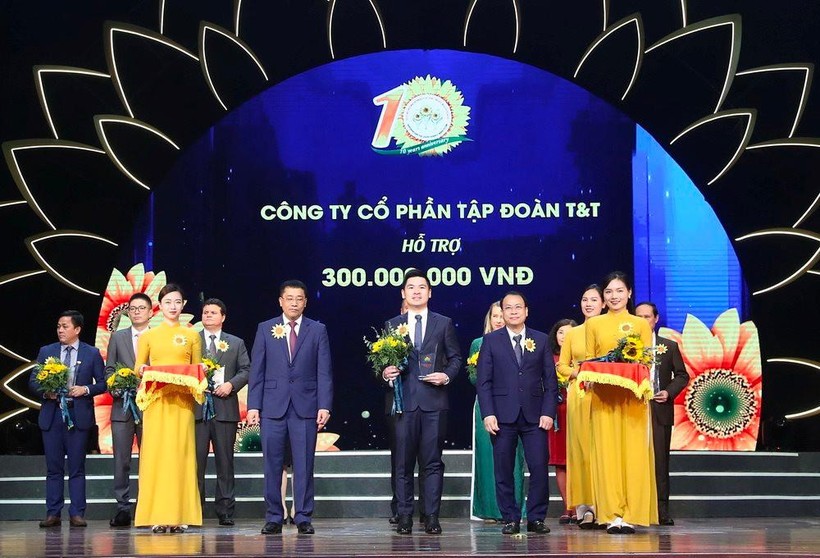 Ông Đỗ Vinh Quang, Phó Chủ tịch HĐQT thay mặt Tập đoàn T&T Group trao tặng 300 triệu đồng cho Quỹ Hỗ trợ bệnh nhân ung thư “Ngày mai tươi sáng”.