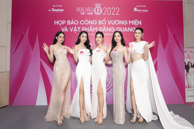 Hoa hậu Đỗ Hà, Tiểu Vy quyến rũ hết nấc trên thảm đỏ Hoa hậu Việt Nam 2022