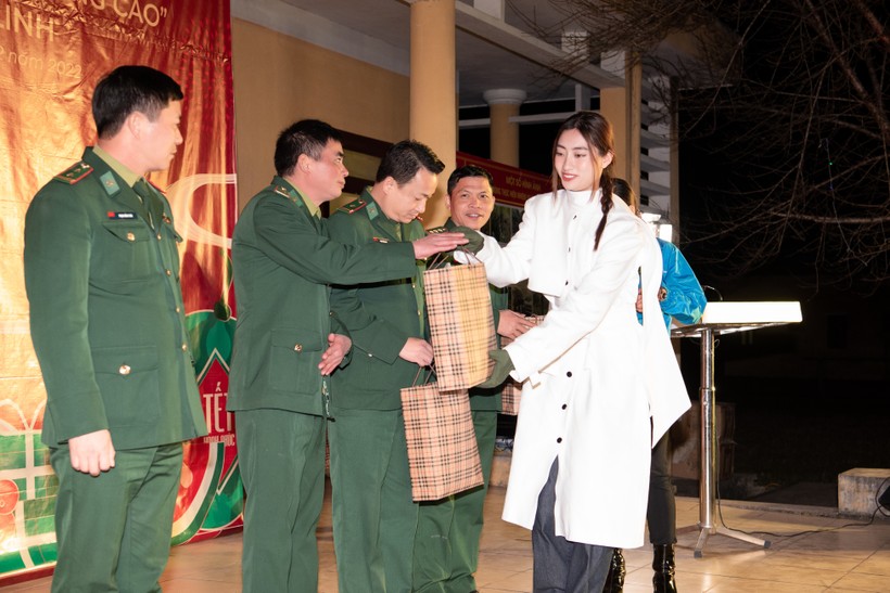 Bất chấp giá rét, Hoa hậu Lương Thùy Linh làm bánh chưng tặng chiến sĩ biên giới