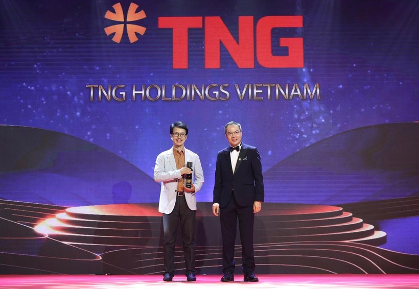 Ông Trần Tuấn Việt - Giám đốc khối Truyền thông và Marketing, đại diện Tập đoàn TNG Holdings Vietnam nhận giải thưởng “Doanh nghiệp xuất sắc châu Á”