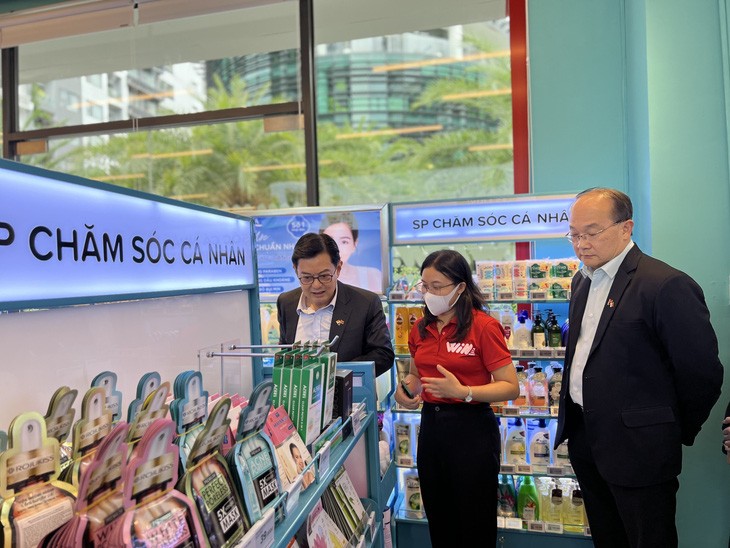 Phó thủ tướng Singapore Heng Swee Keat thăm cửa hàng WIN tại chung cư New City, phường Bình Khánh, TP Thủ Đức, TPHCM