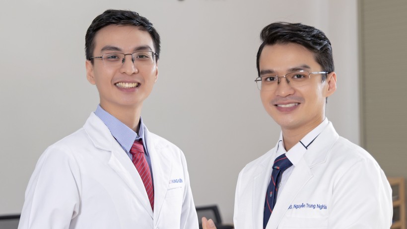 2 anh em bác sĩ Nguyễn Trung Nghĩa và Nguyễn Trung Kiên.