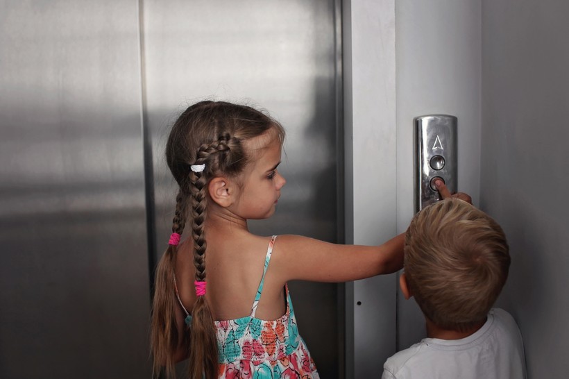 Trẻ em có thể bị thương nếu không có sự giám sát thích hợp khi sử dụng thang máy. (Ảnh: ITN).