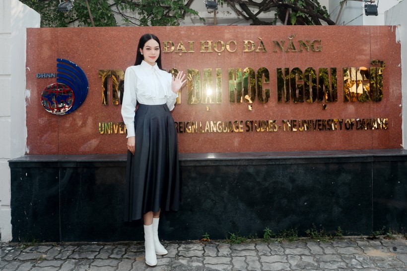 Hoa hậu Thanh Thủy xinh đẹp rạng ngời ngày về thăm trường