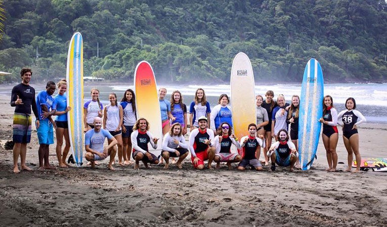 Sinh viên quốc tế tham gia lớp học lướt sóng. (Ảnh: ITN) 