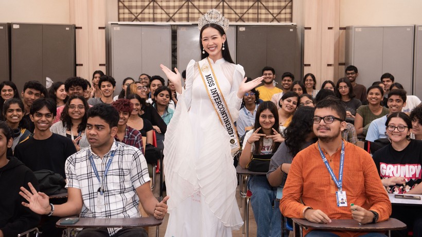 Hoa hậu Bảo Ngọc diễn thuyết trước hàng trăm sinh viên tại ngôi trường được mệnh danh là Hogwarts của Mumbai 