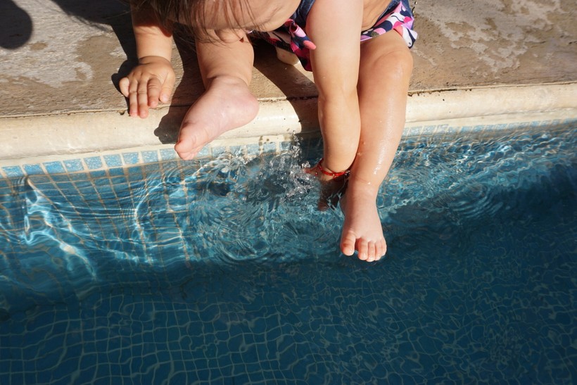 Đối với cả trẻ nhỏ và trẻ lớn hơn, việc huấn luyện an toàn dưới nước là rất cần thiết. (Ảnh: ITN).