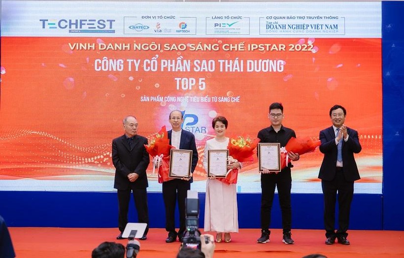 Bà Nguyễn Thị Hương Liên - đại diện Sao Thái Dương nhận phần thưởng ở hạng mục"Sản phẩm công nghệ tiêu biểu từ sáng chế"