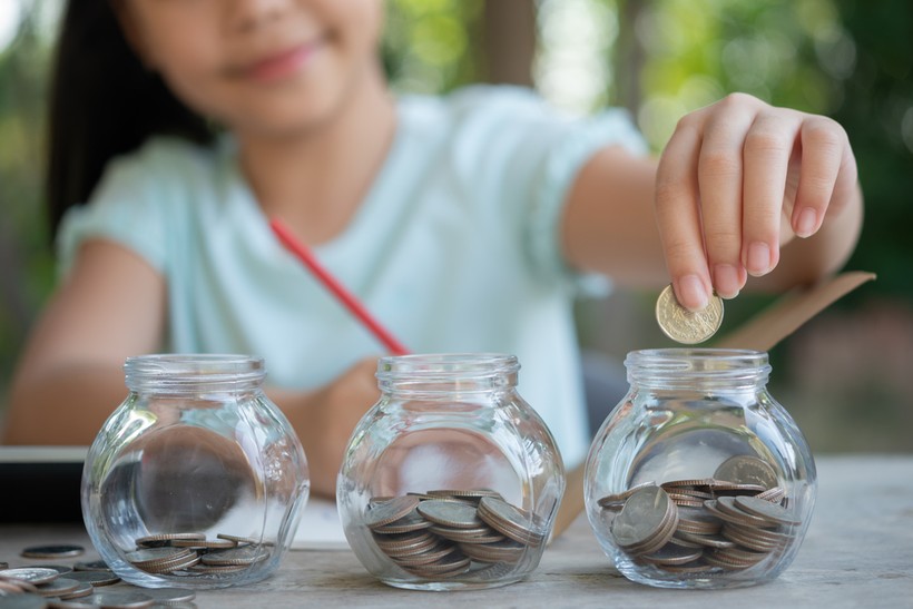 Bằng cách dạy trẻ tiết kiệm, trẻ sẽ biết quý trọng số tiền mình có. (Ảnh: ITN).