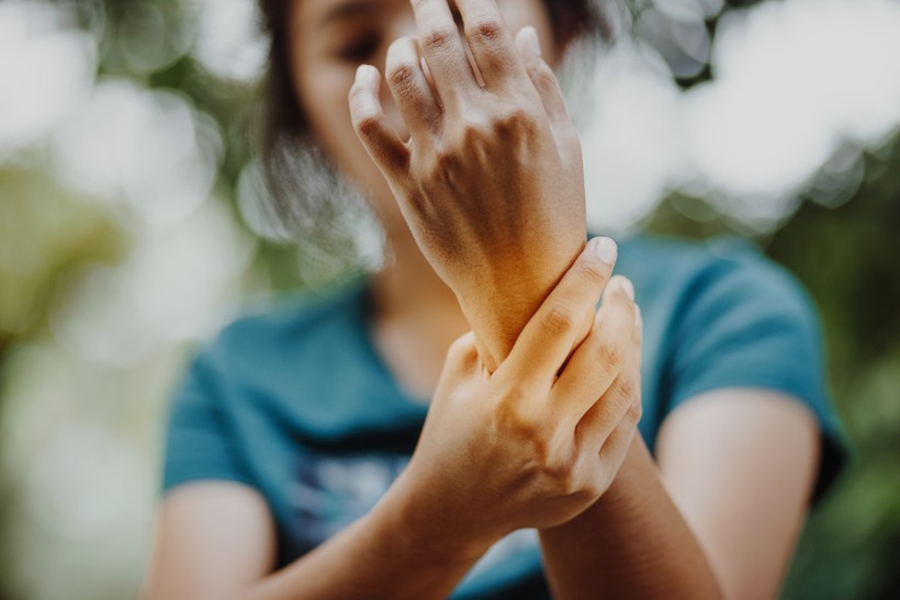 Thông thường, bệnh tê tay điều trị càng sớm thì cơ hội hồi phục càng cao. (Ảnh: ITN).