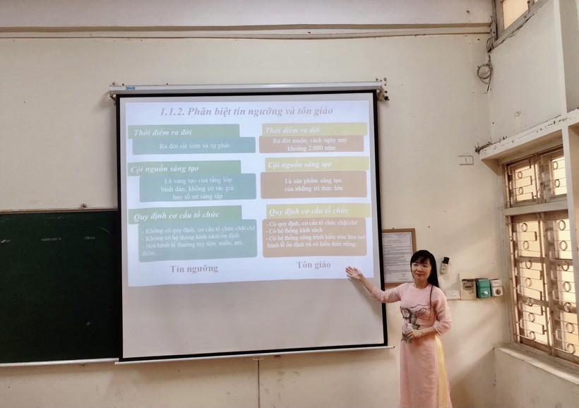 TS Bùi Thị Như Ngọc trong tiết giảng dạy cho sinh viên về vấn đề tôn giáo
