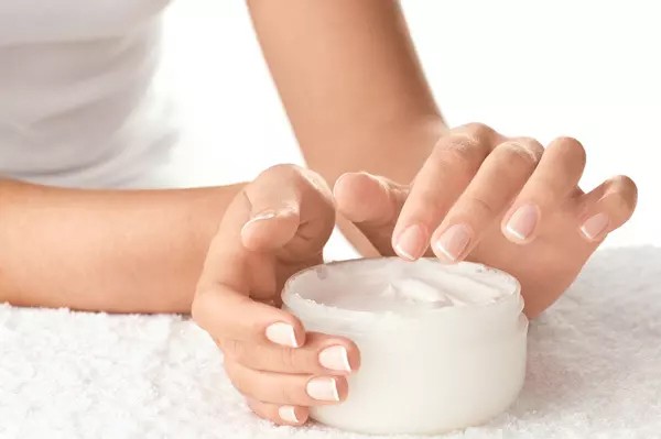 Bạn nên sử dụng kem dưỡng ẩm dành riêng cho tay. (Ảnh: ITN).