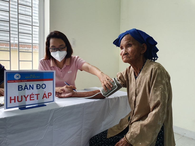Khám bệnh cho mẹ Nguyễn Thị Băng (82 tuổi)