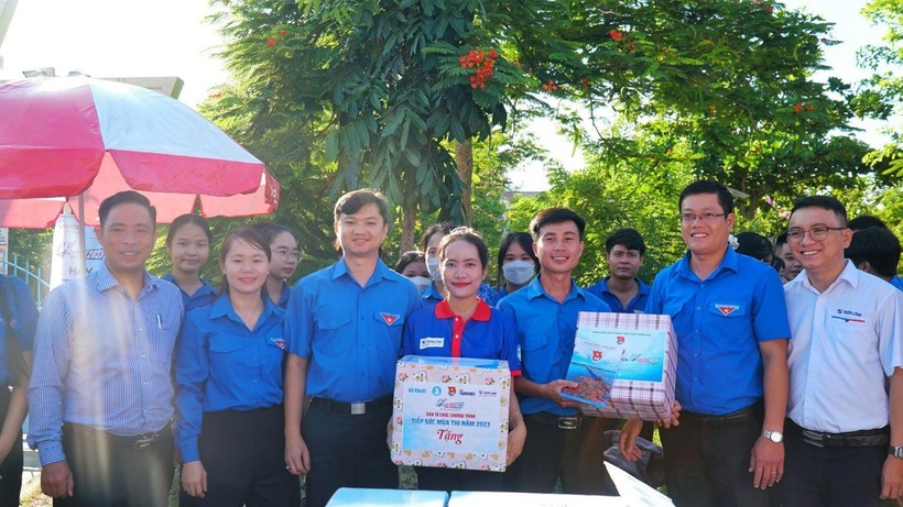 Anh Nguyễn Minh Triết, Bí thư Trung ương Đoàn, Chủ tịch Hội Sinh viên Việt Nam thăm sinh viên tình nguyện tại Thừa Thiên Huế. 
