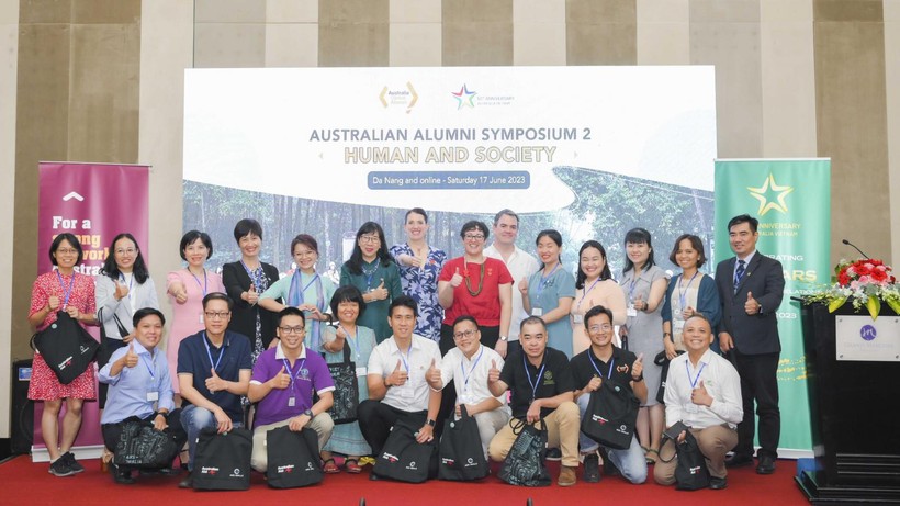 Các diễn giả cựu sinh cùng cán bộ Đại sứ quán Australia Việt Nam 