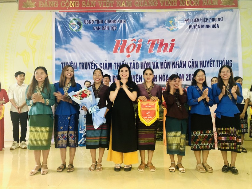 Bà Nguyễn Thị Lài, Phó Trưởng Ban dân tộc tỉnh Quảng Bình trao cờ lưu niệm cho đơn vị đạt giải nhất tại hội thi.