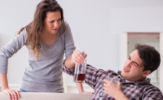 Điều đầu tiên bạn cần làm để ngăn chồng uống rượu là nói chuyện nhẹ nhàng với anh ấy. (Ảnh: ITN).