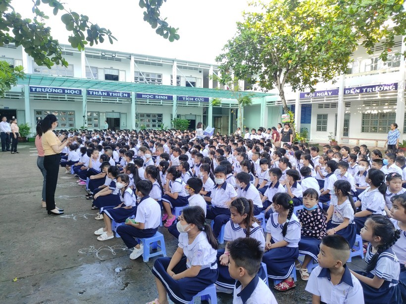 HS tiểu học ở tỉnh Tiền Giang sinh hoạt dưới cờ ngày đầu tuần. 
