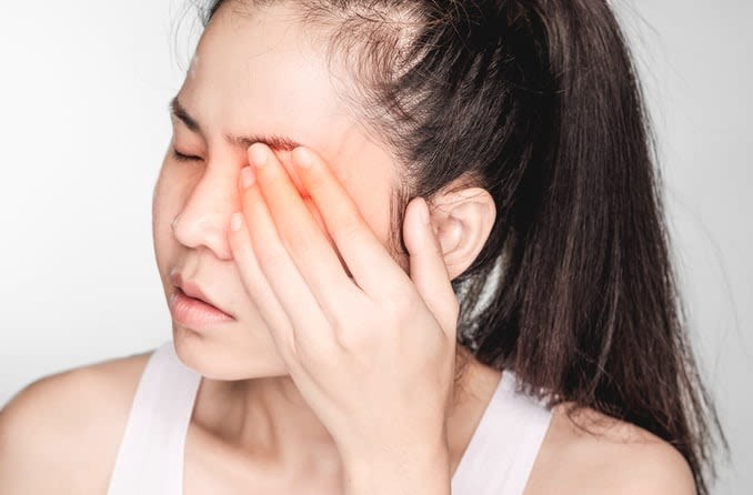 Đau mắt đỏ gây viêm quanh mắt khiến bệnh nhân cảm thấy khó chịu, thậm chí đau đớn. (Ảnh: ITN).