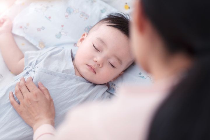 Việc cho trẻ ngủ chung tưởng tốt hóa ra lại hại cả bố mẹ lẫn con. (Ảnh: ITN)