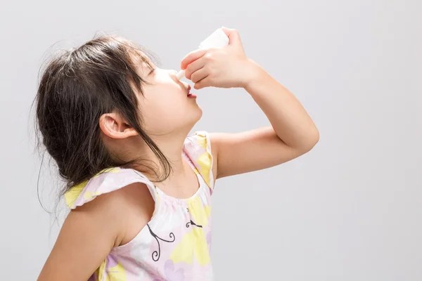 Không nên dùng thuốc thông mũi cho trẻ dưới 6 tuổi và thận trọng khi dùng cho trẻ dưới 12 tuổi. (Ảnh: ITN) 