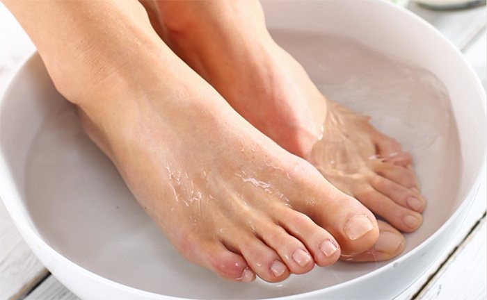 Kinh nghiệm dân gian cho rằng ngâm chân bằng nước nóng trước khi đi ngủ quả thực là một việc làm rất dễ chịu và tốt cho sức khỏe. (Ảnh: ITN)