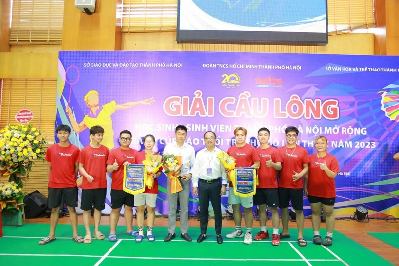 Nhà báo Nguyễn Mạnh Hưng - Tổng Biên tập báo Tuổi trẻ Thủ đô (áo trắng) Trưởng Ban tổ chức giải tặng cờ lưu niệm cho các vận động viên.