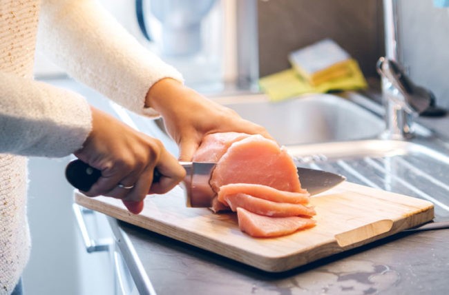 Nghiên cứu đã xác định những vật dụng nhà bếp thường bị lây nhiễm chéo trong quá trình chuẩn bị bữa ăn. (Ảnh: ITN).