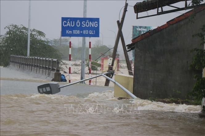 Mưa gây ngập cục bộ ở một số điểm trên Quốc lộ 1A, đoạn qua tỉnh Quảng Ngãi. Ảnh tư liệu: Sỹ Thắng/TTXVN.
