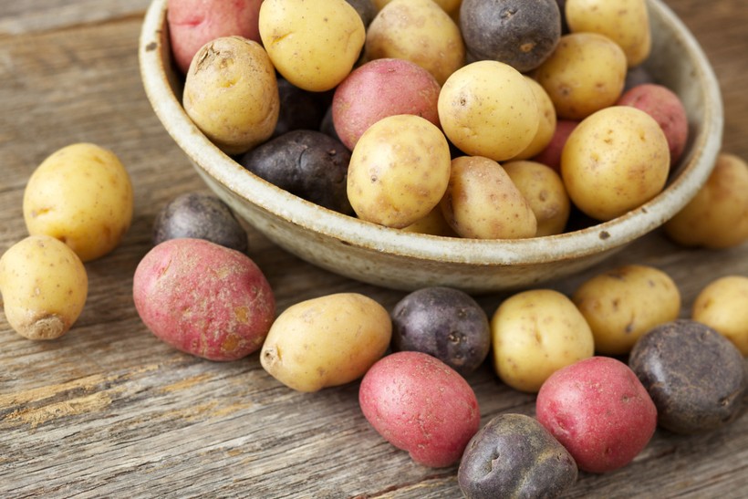  Nhiều người có thói quen mua quá nhiều khoai tây, nhưng chỉ sử dụng một ít và để phần còn lại trong nhà cả tháng. (Ảnh: ITN).