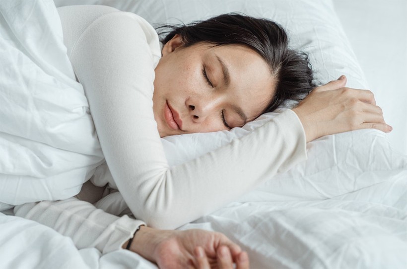 Ngưng thở khi ngủ khiến bạn ngủ không ngon giấc và thức dậy nhiều lần suốt đêm. (Ảnh: ITN) 