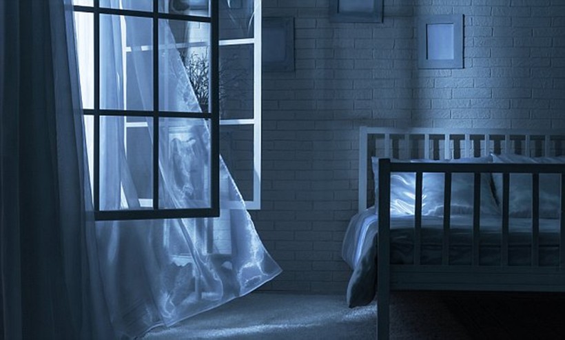Nhiều người cho rằng không nên mở cửa sổ khi ngủ vì rất dễ bị cảm. (Ảnh: ITN).