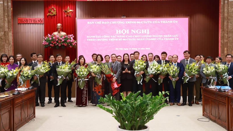 Phó Bí thư Thành ủy Nguyễn Văn Phong tặng hoa và chúc mừng các nhà giáo 19 trường CĐ, TC nghề Hà Nội nhân ngày 20/11