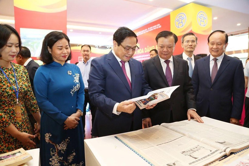 Thủ tướng Chính phủ Phạm Minh Chính cùng các đồng chí lãnh đạo TP Hà Nội tham quan khu trưng bày triển lãm tại hội nghị.