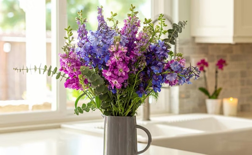 Phòng khách hay phòng gia đình là vị trí cổ điển nhất để đặt hoa. (Ảnh: ITN).