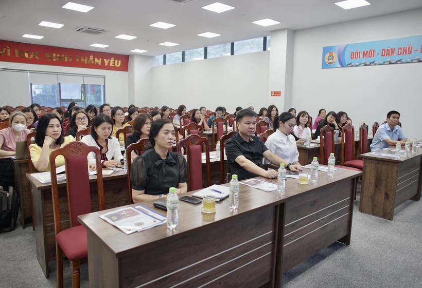 Buổi hội thảo có sự tham gia của toàn thể thầy cô giáo Trường THCS Chu Văn An