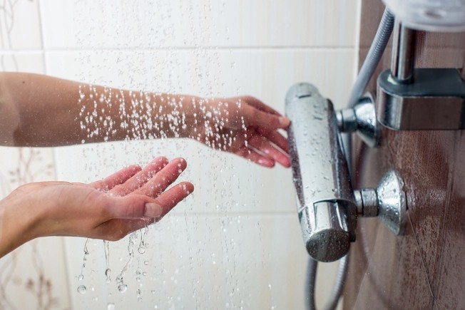 Không ít người mắc những sai lầm cơ bản gây hại sức khỏe khi tắm. (Ảnh: ITN).