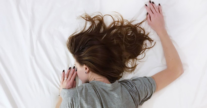 Nếu bạn quá lo lắng về việc thường xuyên phải đi ngủ khi tóc còn ẩm, hãy nói chuyện với chuyên gia hoặc bác sĩ da liễu. (Ảnh: ITN)