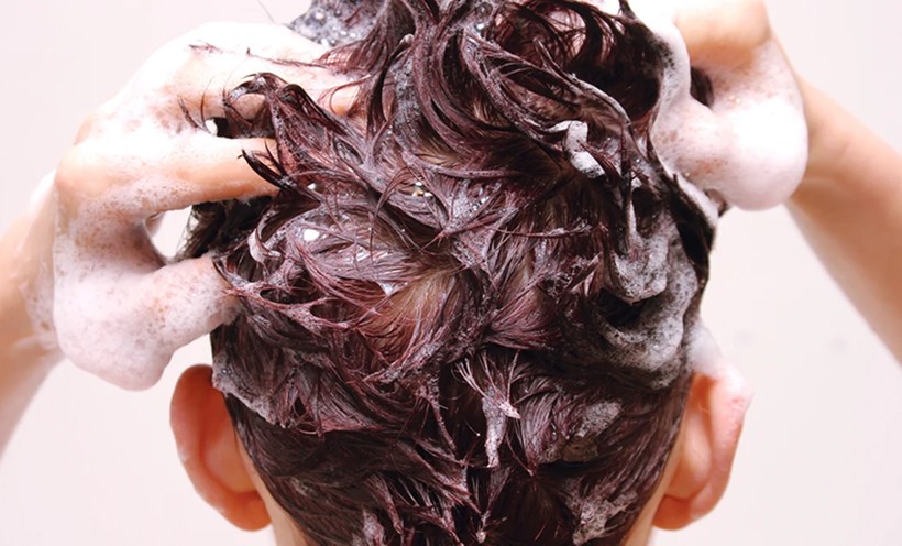 Gội đầu hàng ngày làm mất đi lớp dầu tự nhiên trên tóc, khiến tóc khô, dễ gãy, gây kích ứng da đầu. (Ảnh: ITN)