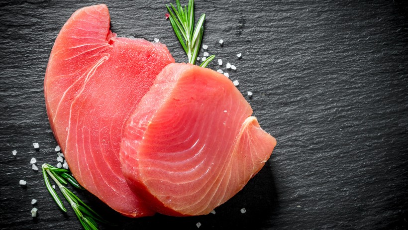 Cá hồi, cá ngừ và các loại cá béo khác có nhiều axit béo omega-3, là sự bổ sung có lợi cho bất kỳ chế độ ăn kiêng nào. (Ảnh: ITN)