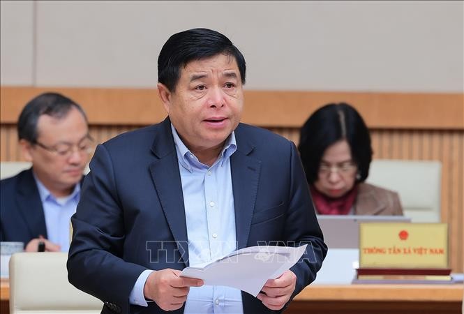 Bộ trưởng Bộ Kế hoạch và Đầu tư Nguyễn Chí Dũng báo cáo tình hình kinh tế-xã hội.
