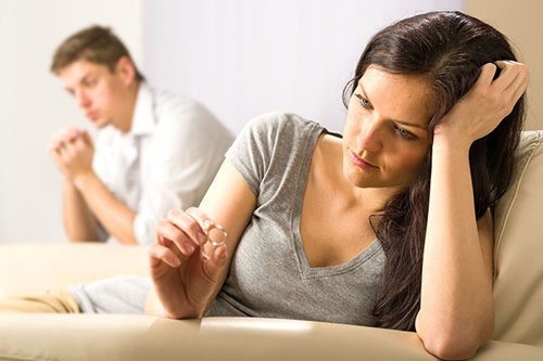 Không hợp nhau trong đời sống hôn nhân, vợ chồng nên tiếp tục hay ly hôn?