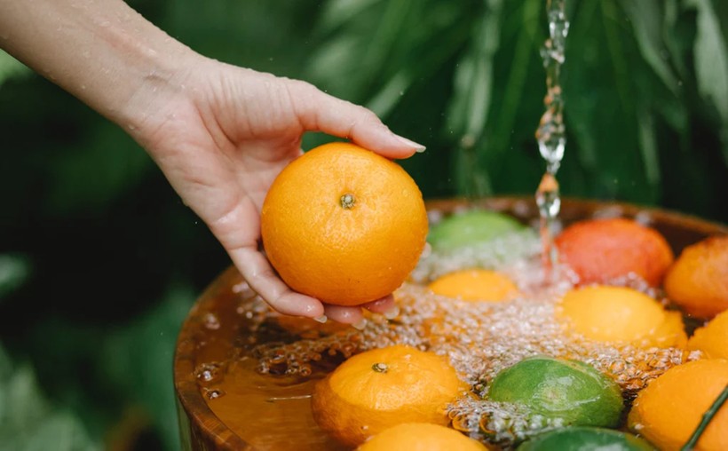  Rửa rau củ quả bằng nước thường không loại bỏ được hết độc tố. (Ảnh: ITN).